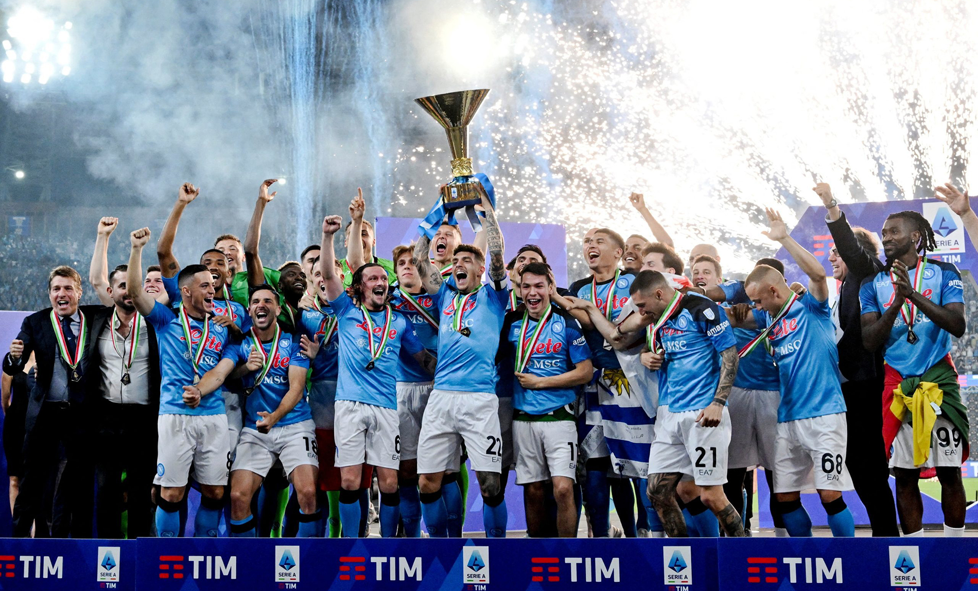 Các cầu thủ Napoli cùng ăn mừng chiến thắng